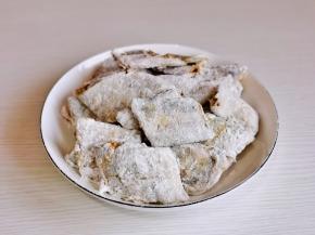 依次裹好面粉的带鱼。