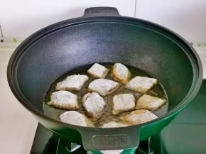 起油锅，油温7成热时摆入带鱼。