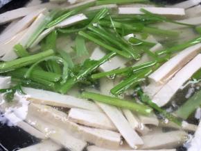 加入西芹煮断生