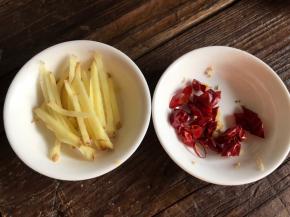 备好生姜丝和干辣椒碎