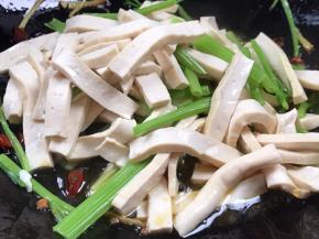 倒入豆腐干和西芹炒匀