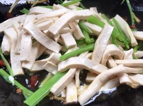 倒入豆腐干和西芹炒匀