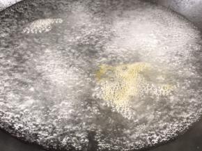 锅中烧开水，加少许盐和油