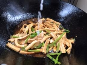 淋入淀粉水勾芡