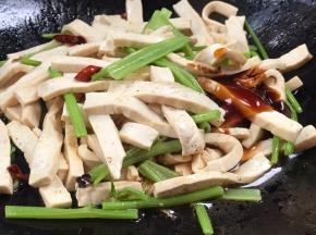 加入蚝油炒匀