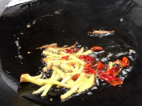 另起锅热油，放入姜丝和干辣椒碎炒出辣味