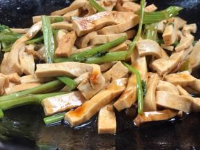 加入生抽翻炒均匀