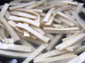 加入豆腐干煮沸