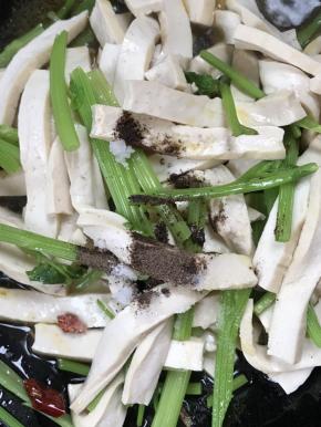 加入盐和胡椒粉翻炒均匀至入味