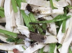 加入盐和胡椒粉翻炒均匀至入味