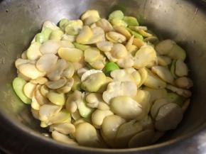 蚕豆仁洗净沥水备用