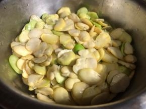蚕豆仁洗净沥水备用