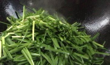 就着油锅，放入韭菜炒匀