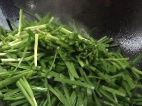 就着油锅，放入韭菜炒匀
