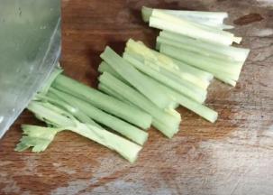 西芹洗净，拍破切成小长条