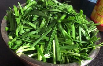 韭菜洗净切成小段