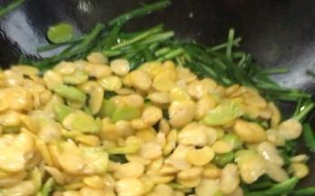 加入蚕豆仁炒匀