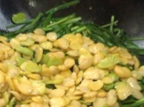 加入蚕豆仁炒匀