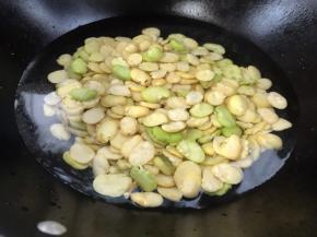 放入蚕豆仁煮断生