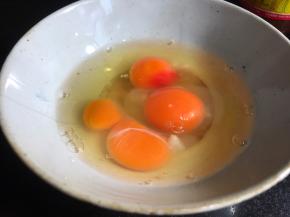 鸡蛋打入碗中