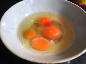 鸡蛋打入碗中