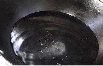锅中烧开水，加入少许盐和油