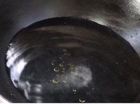 锅中烧开水，加入少许盐和油