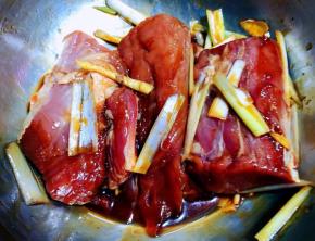 所有的调味料拌匀盖上保鲜膜放入冰箱煨制十二小时入味