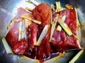 所有的调味料拌匀盖上保鲜膜放入冰箱煨制十二小时入味