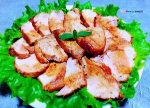 叉烧里脊肉不烫手是切成大小均匀的薄片状摆入盘中就大功告成了