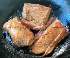 里脊肉一面煎制好再煎制另一面