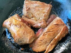 里脊肉一面煎制好再煎制另一面