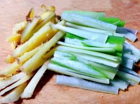 葱、姜洗净切成大段
