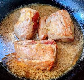 两面都煎制变色添加适量清水大火炖起来