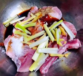 放入糖、黑胡椒粉、葱、姜段