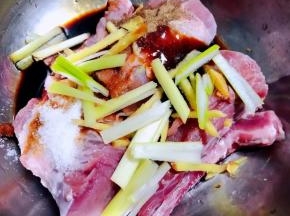 放入糖、黑胡椒粉、葱、姜段
