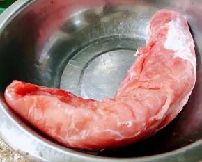 在市场买到新鲜的里脊肉洗净沥干水份备用