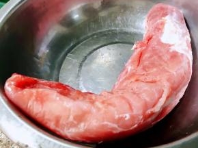 在市场买到新鲜的里脊肉洗净沥干水份备用