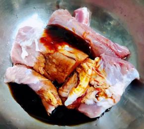 里脊肉切成大小均匀的块状放入调味料叉烧酱、蚝油、一品鲜酱油