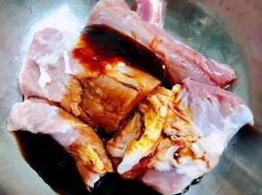 里脊肉切成大小均匀的块状放入调味料叉烧酱、蚝油、一品鲜酱油