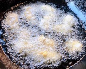 锅中倒入适量油加热至七成热依次放入生蚝大火炸起来