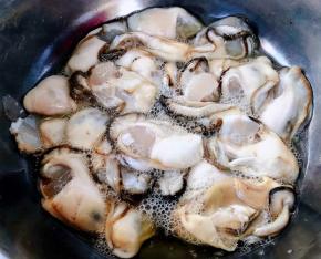 括出来的生蚝肉肉冲洗干净沥干水份打扰一个蛋清拌匀