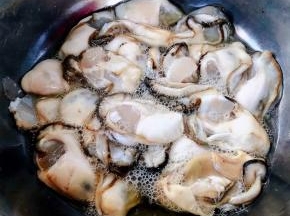 括出来的生蚝肉肉冲洗干净沥干水份打扰一个蛋清拌匀