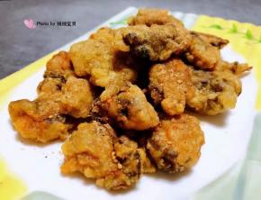 美味可口的酥炸生蚝装入盘中撒上椒盐就大功告成了