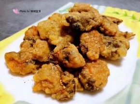 美味可口的酥炸生蚝装入盘中撒上椒盐就大功告成了