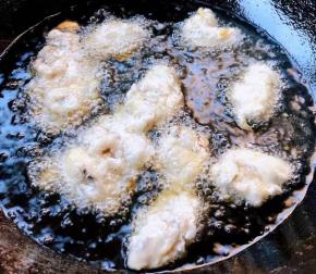 一面炸好轻轻的翻动炸另一面