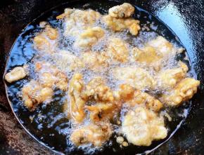 稍等片刻将生蚝再次放入锅中复炸8-10秒立刻捞出