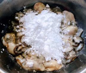 放入适量的干淀粉炸出来的口感更佳