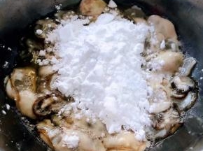 放入适量的干淀粉炸出来的口感更佳