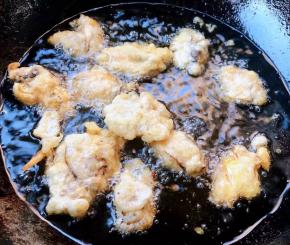 炸至生蚝漂浮上来成金黄色即可出锅